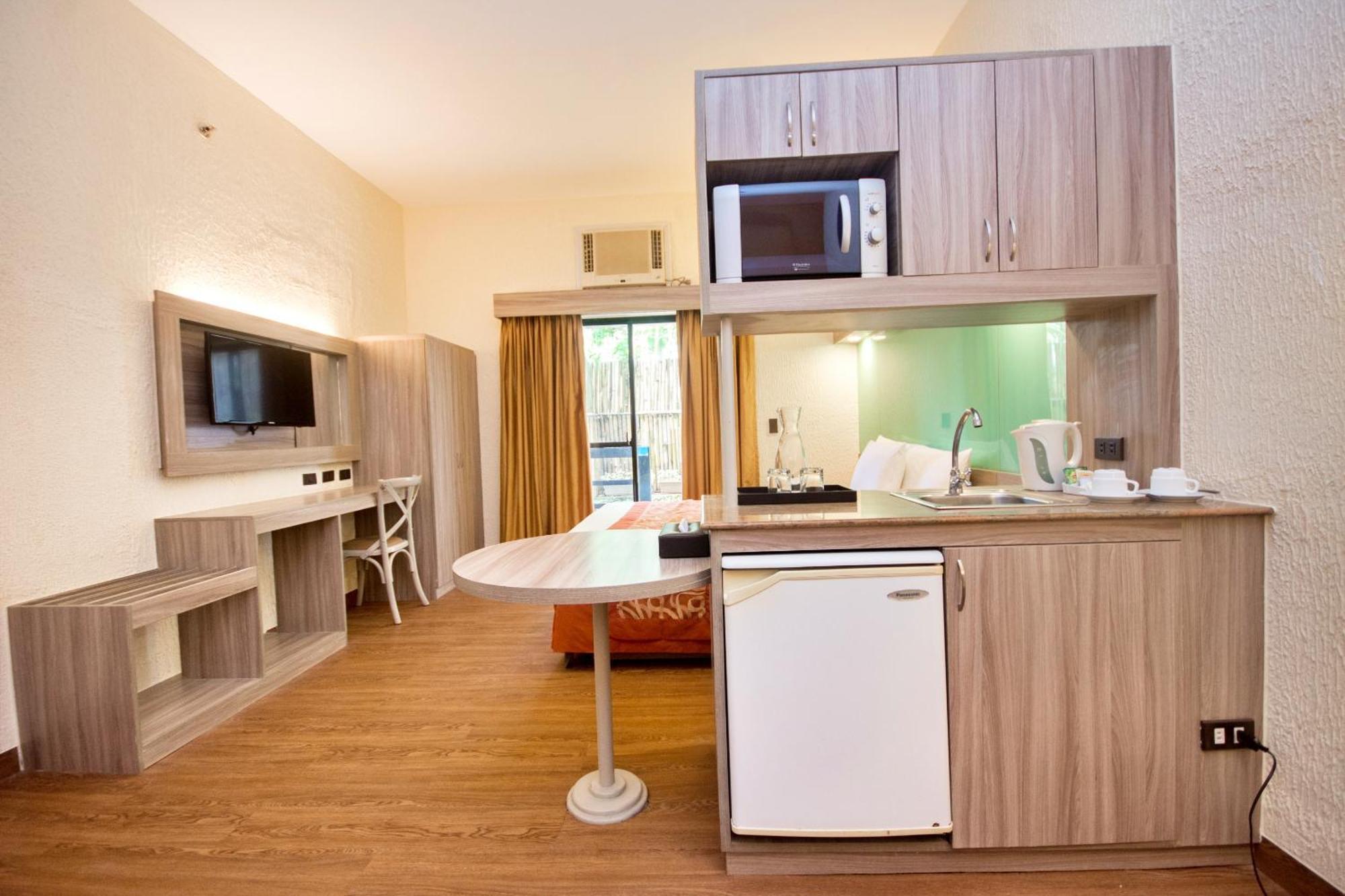 Microtel By Wyndham Boracay Balabag  Eksteriør billede